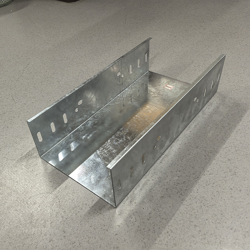 30-500mm Yan ray Yüksekliği Çinko kaplı kablo tepsisi Sıcak daldırma galvanizli pürüzsüz 2m-6m Uzunluk