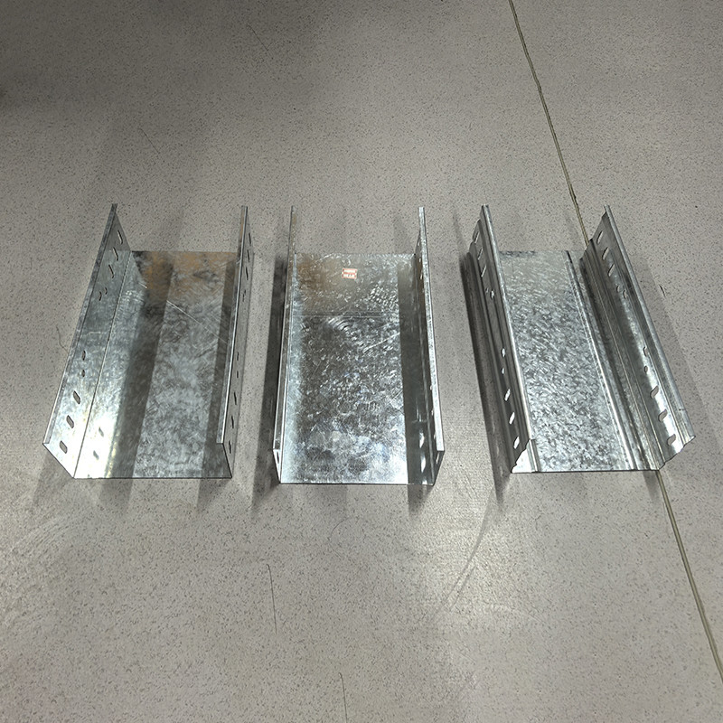 30-500mm Yan ray Yüksekliği Çinko kaplı kablo tepsisi Sıcak daldırma galvanizli pürüzsüz 2m-6m Uzunluk