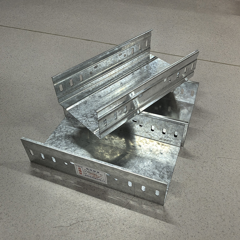 30-500mm Yan ray Yüksekliği Çinko kaplı kablo tepsisi Sıcak daldırma galvanizli pürüzsüz 2m-6m Uzunluk