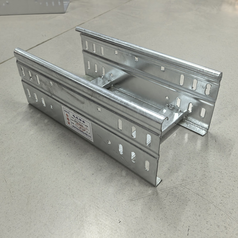 Gümüş Galvanizli Çelik Kablo Tepsisi 50mm-1000mm İç ve Dış Çevre için