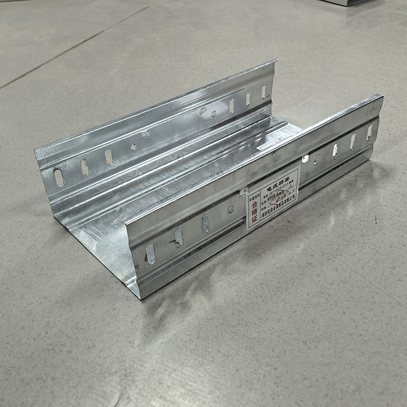 Yüksek Korozyon Direnci Çinko Dip Kaplı Kablo Tepsisi Galvanizli Çelik 1.0mm-2.5mm