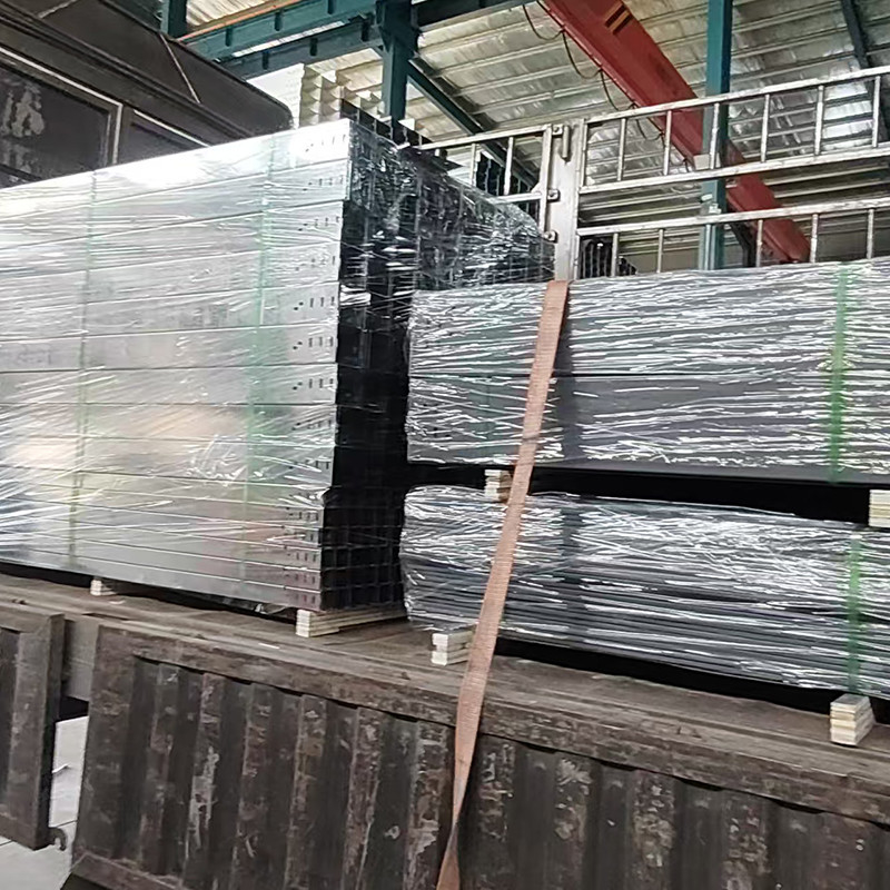 Uzunluğu 3-6m Zenk kaplı merdiven türü kablo tepsisi 50mm orta boylu kablo tepsisi