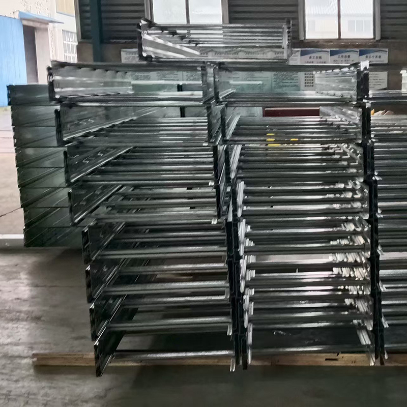 Hệ thống máng cáp thép mạ kẽm có rãnh cho việc bảo vệ đường dây điện và hệ thống cáp có cấu trúc trong các dự án đi dây thương mại