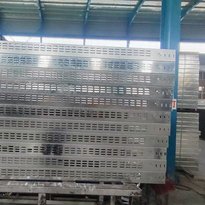 Harga yang bagus Modular Galvanized Wireway Cable Tray Kuat awet 2m-6m Ukuran Khusus Pemasangan Sekrup Indoor Outdoor on line