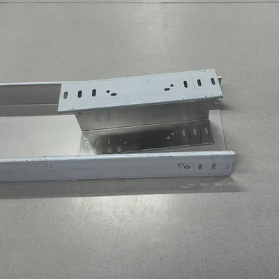 İyi bir fiyat. Gümüş Paslanmaz Çelik Kablo Tepsisi Endüstriyel Duvar Montajlı Asılı 50mm-1000mm Yüksekliği 1.2mm-2.5mm çevrimiçi