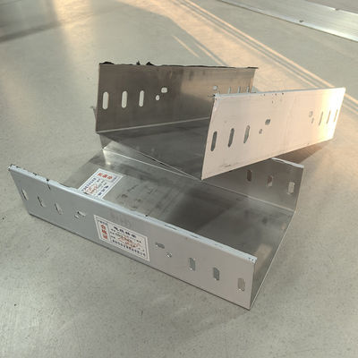 Un bon prix. Plateau métallique personnalisé pour le câblage en argent pour la gestion organisée des câbles 50 mm-1000 mm en ligne