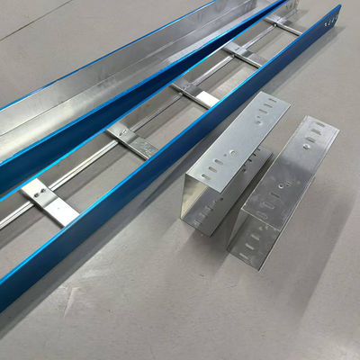 Un buen precio. Cable de aluminio de plata ventilado en la bandeja de cables interior y exterior en línea