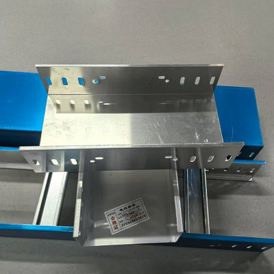 Un buon prezzo. Cable Tray per interni e esterni 150 mm 50 mm Cable Tray industriale resistenza alla corrosione in linea