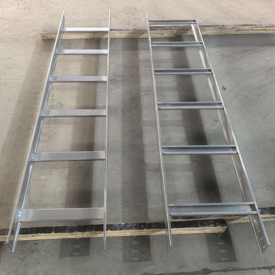 Un buen precio. Escalera de acero ignífuga, bandeja de cables, buena ventilación, canalización de cables eléctricos en línea