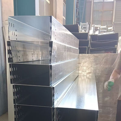 Ein guter Preis. Kundenspezifische Aluminium-Kabelrinne mit massivem Boden und Schlitzen, 300x150, feuerverzinkt, geschlossene Wanne, elektrische Kabelstütze online