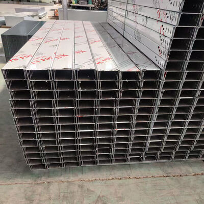 Un buon prezzo. Scaffale per cavi perforati galvanizzati a caldo con altezza laterale di 30-500 mm per installazioni a parete o a pavimento in linea