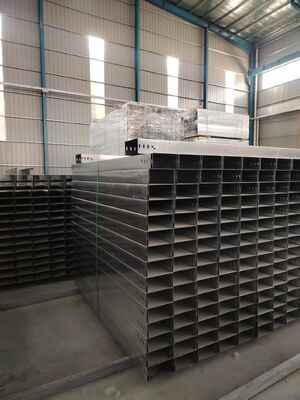 Un buon prezzo. 400×200 mm Tray di cavi a trincea completamente chiuso, tronco di cavi galvanizzati a caldo personalizzabile per il routing e la gestione dei cavi elettrici in linea